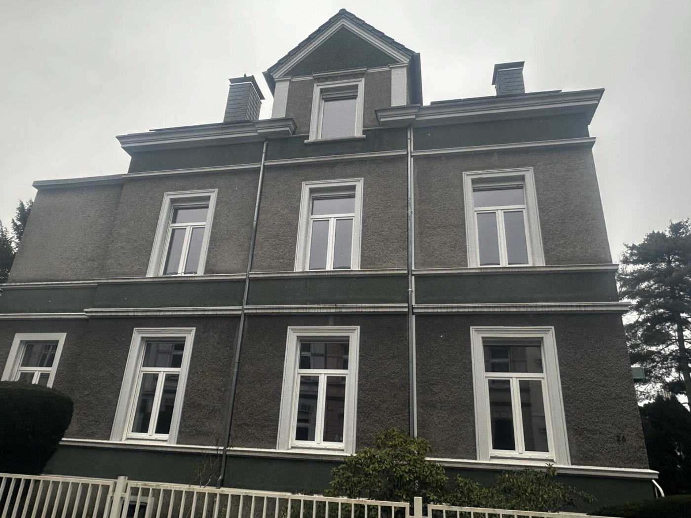 Saniertes Haus mit neuen Fenstern von TFS Fenestra